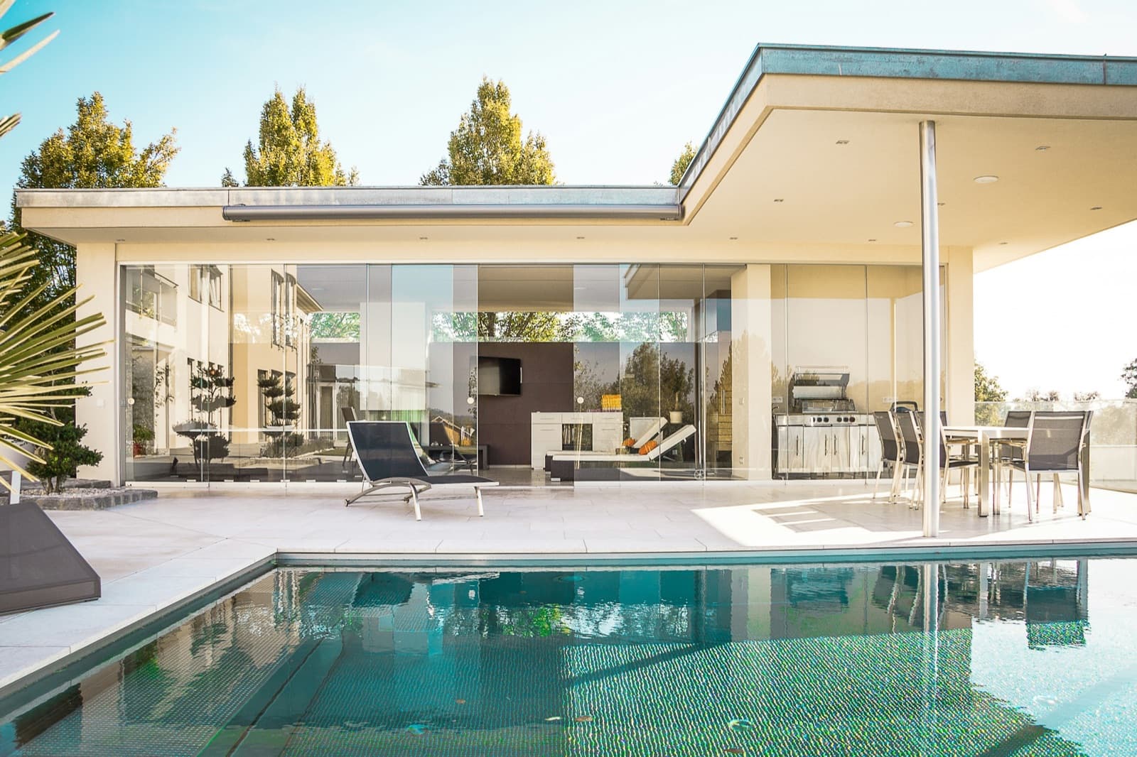 Villa contemporaine résidentielle, baies vitrées et piscine